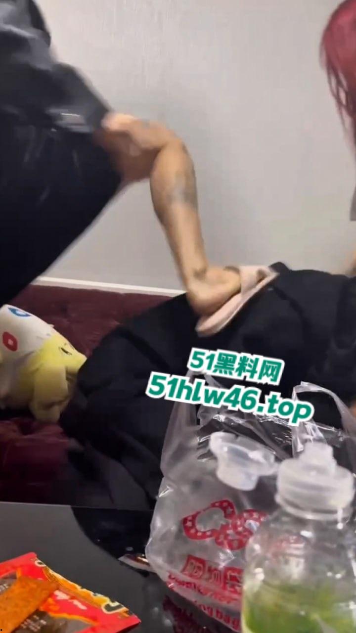 天津精神小妹围殴女孩，社会的底层女人将其骗到出租屋群殴爆揍，完全没有基本的法律意识。-5