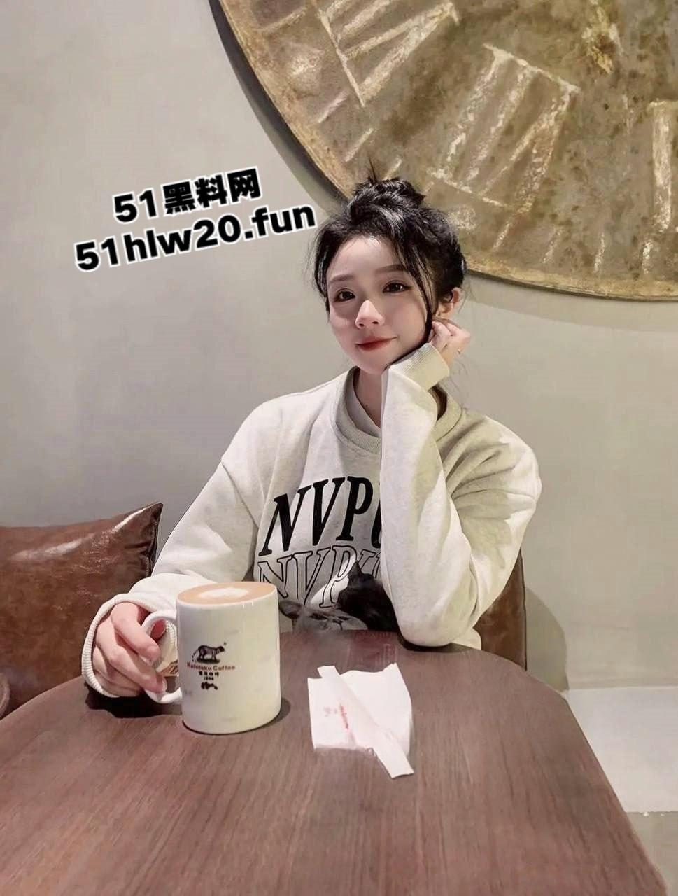 极品人妻，居家性爱福利视频流出，高超熟练的口技令人惊叹，抓臀猛操干的骚货高潮不止。-4