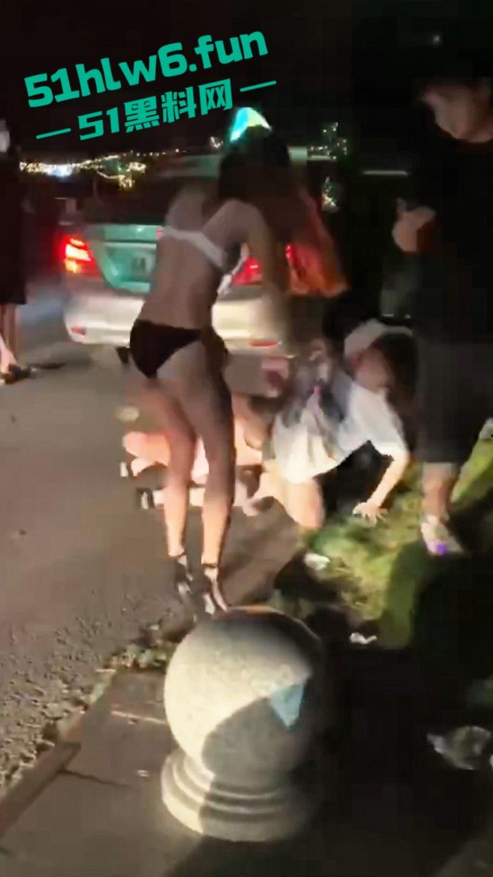 广州夜店女斗殴现场，俩长腿妹爆揍少妇只穿胸罩内裤看着可真养眼啊，这样的战斗可太爱看了。-5