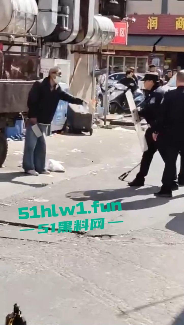 广东海丰县中年大爷手持菜刀怒怼警察，单挑三防爆盾，硬刚场面炸裂牛逼到飞起！-1