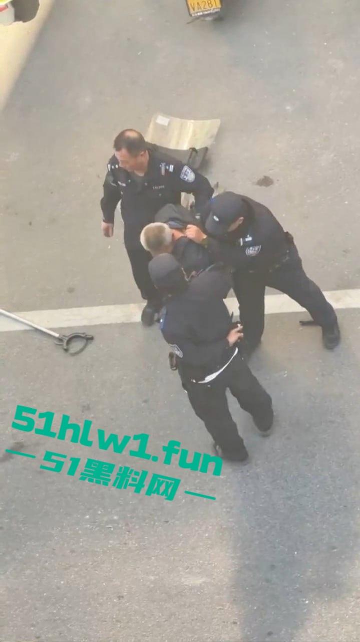 广东海丰县中年大爷手持菜刀怒怼警察，单挑三防爆盾，硬刚场面炸裂牛逼到飞起！-3