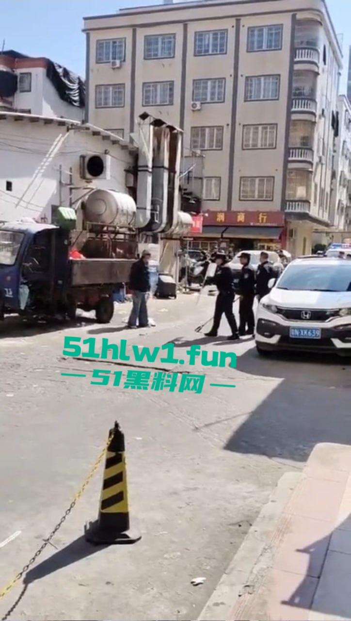 广东海丰县中年大爷手持菜刀怒怼警察，单挑三防爆盾，硬刚场面炸裂牛逼到飞起！-4