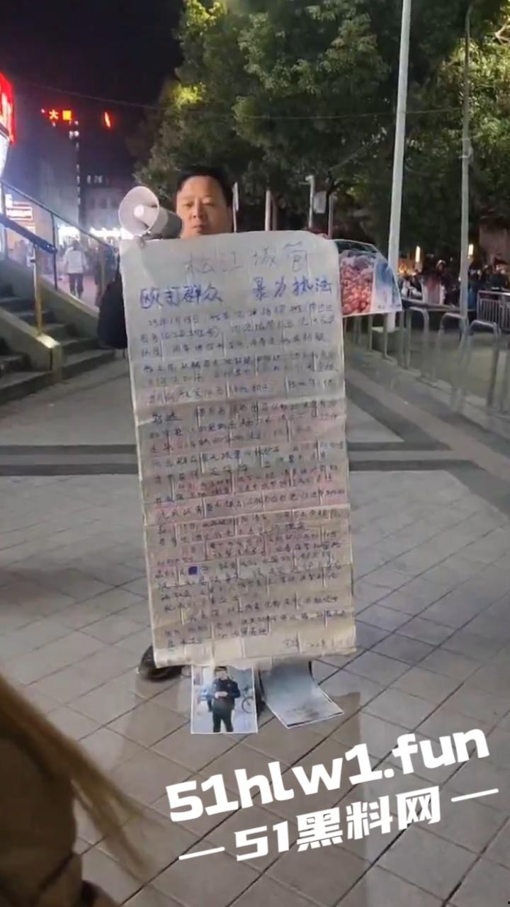 上海松江区，一商贩举牌控诉，当地城管暴力执法，不出具任何手续，扣押上千斤水果，导致腐烂变质血本无归。-6