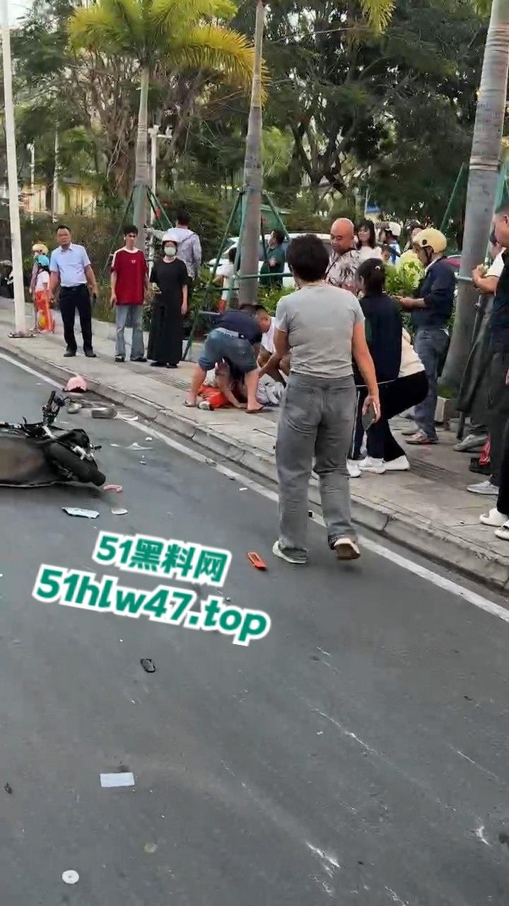 海南三亚金鸡岭路口惊现马路杀手，60岁大妈开货车撞飞一堆电驴和行人，现场十分凄惨混乱！-3