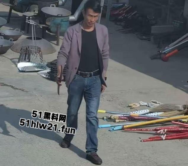 云南保山出租车司机遭乘客劫杀，凶手夺车而逃焚车自杀，嫌犯遗体被村民上山干活时发现。-1