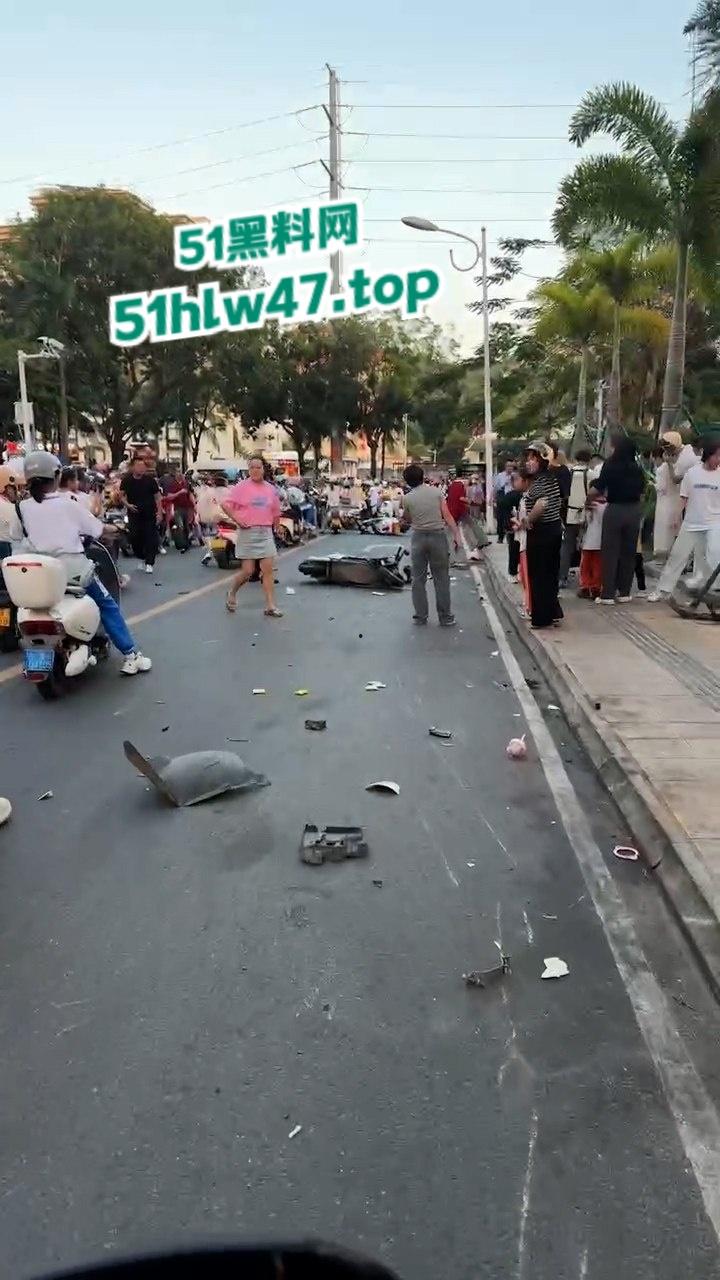 海南三亚金鸡岭路口惊现马路杀手，60岁大妈开货车撞飞一堆电驴和行人，现场十分凄惨混乱！-5