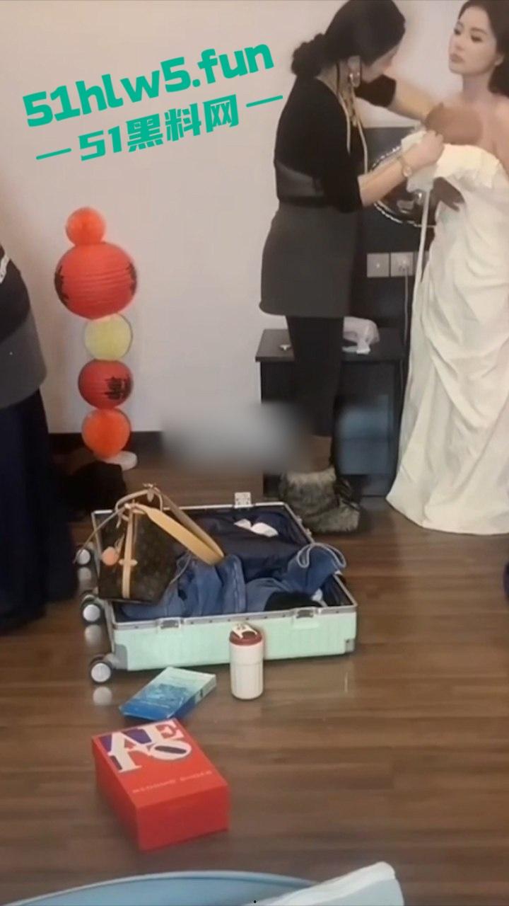 抖音化妆博主【七月Coco】直播新娘化妆露点走光完整版，录屏流出酥软乳房秀翻直播现场！-6