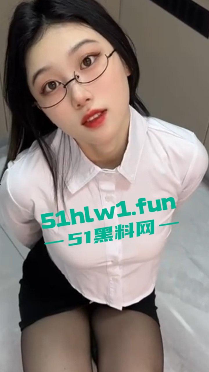 摄影师酒店私拍，极品身材长腿嫩模，穿诱人黑丝高跟，拍职业装私房照，修长美腿超撩人，大尺度自拍合集流出。-8