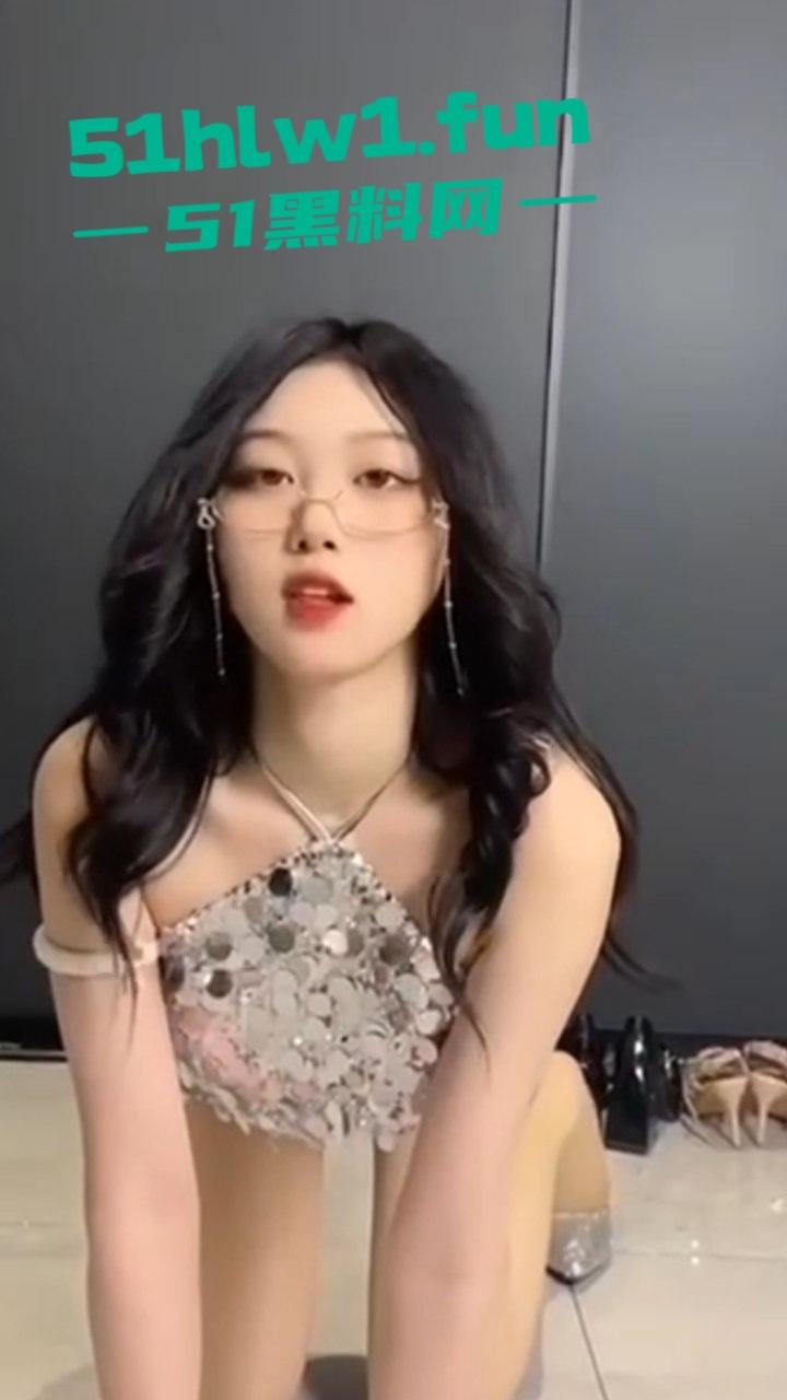 摄影师酒店私拍，极品身材长腿嫩模，穿诱人黑丝高跟，拍职业装私房照，修长美腿超撩人，大尺度自拍合集流出。-10