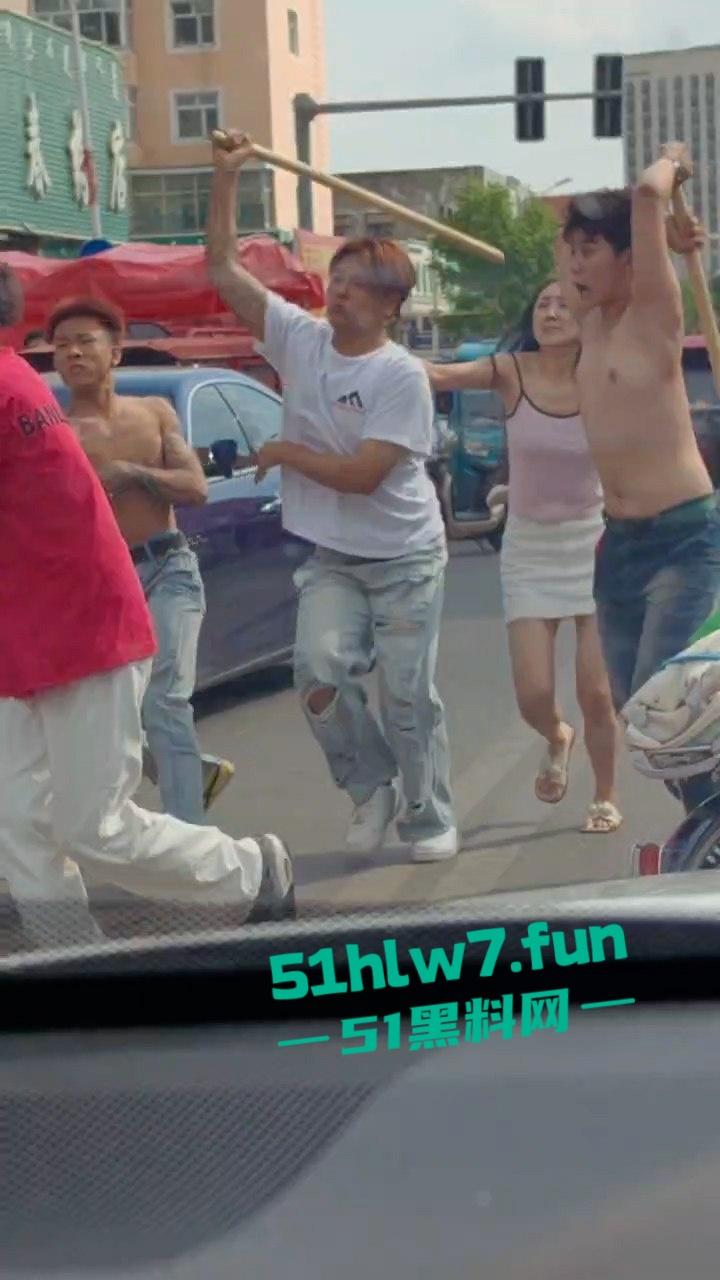 情侣街头误惹地痞流氓惨遭群殴，女友拼命拉架奈何小伙还是被砍数刀大街上躺板板。-4