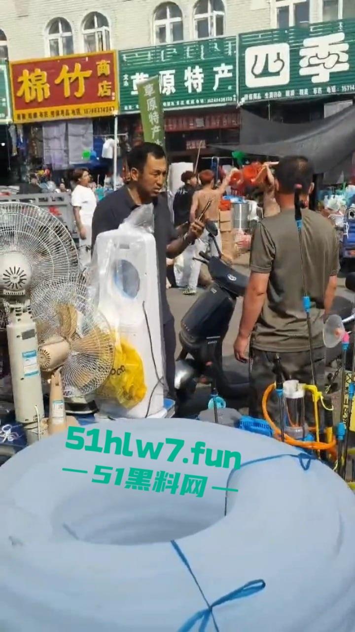 情侣街头误惹地痞流氓惨遭群殴，女友拼命拉架奈何小伙还是被砍数刀大街上躺板板。-5