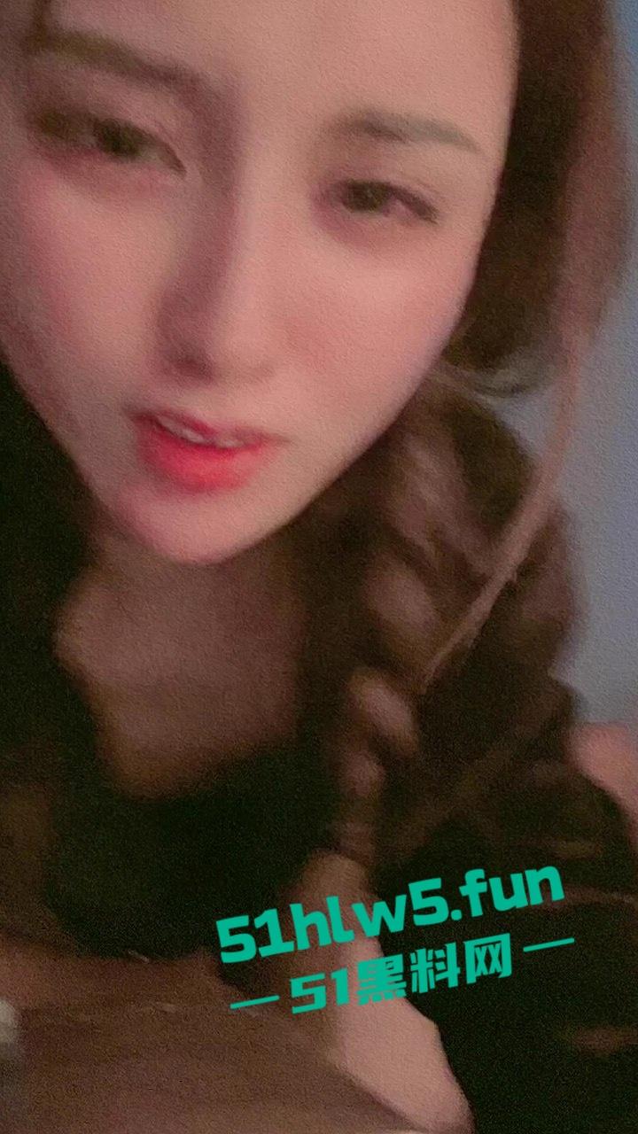 抖音火山版擦边网红【薇薇】被前任曝光做爱视频私信瞬间爆火，各路老色批砸钱约操。-1