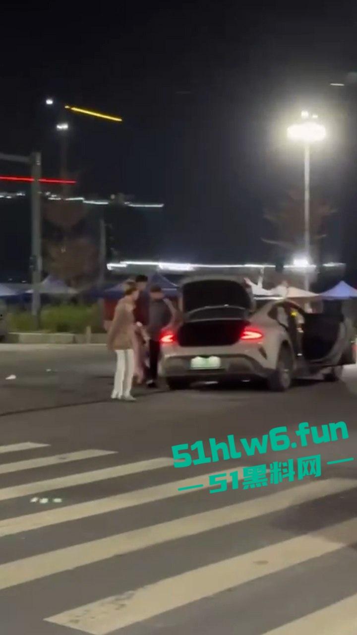 泉州小米SU7Ultra驾驶员用临时牌照,市区内狂飙150公里每小时躲闪不及将骑车人撞飞!-6