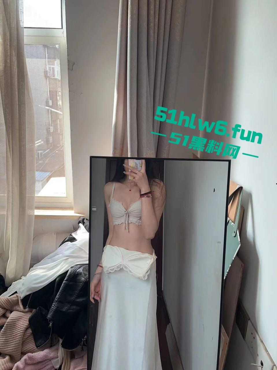 青岛反差母狗【刘子萱】175cm的极品炮架子，逆天大长腿极致性感小骚逼被男友操黑后还被曝光。-3