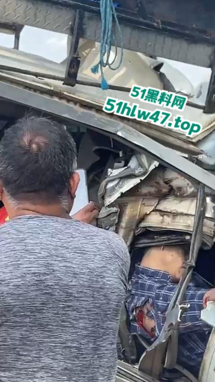 【血腥恐怖】印尼发生惨烈车祸，超速行驶失控后撞上前方货车，导致多人死亡司机直接面目全非。-5