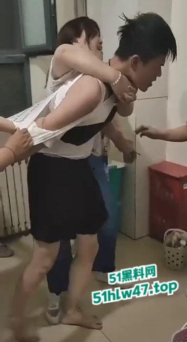 男扮女装的变态，潜入女生楼在厕所偷拍遭翻车被当场活捉，瓜友可真是惨被一群女人围攻。-3
