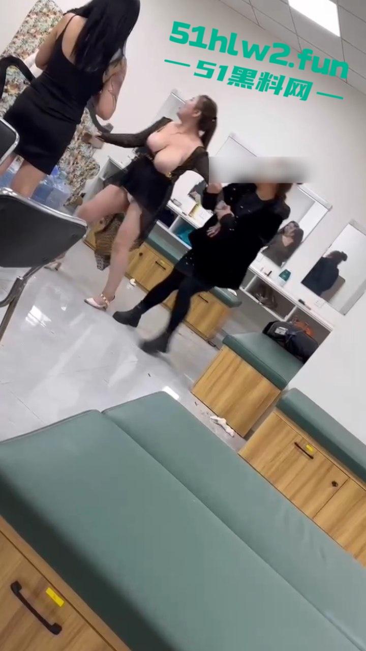 按摩会所女技师吵架，在候场房俩骚鸡对战露出大胸器那一刻，这姐妹就已经赢了这大奶子太顶了。-6