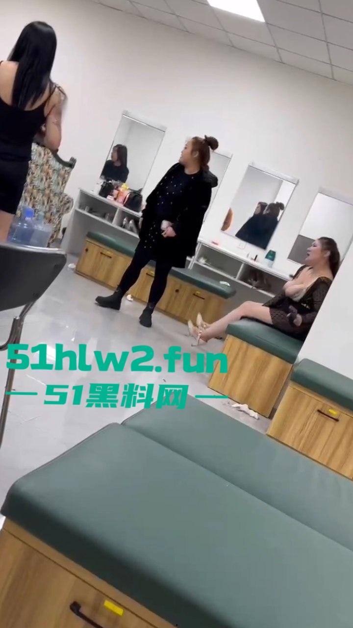按摩会所女技师吵架，在候场房俩骚鸡对战露出大胸器那一刻，这姐妹就已经赢了这大奶子太顶了。-7