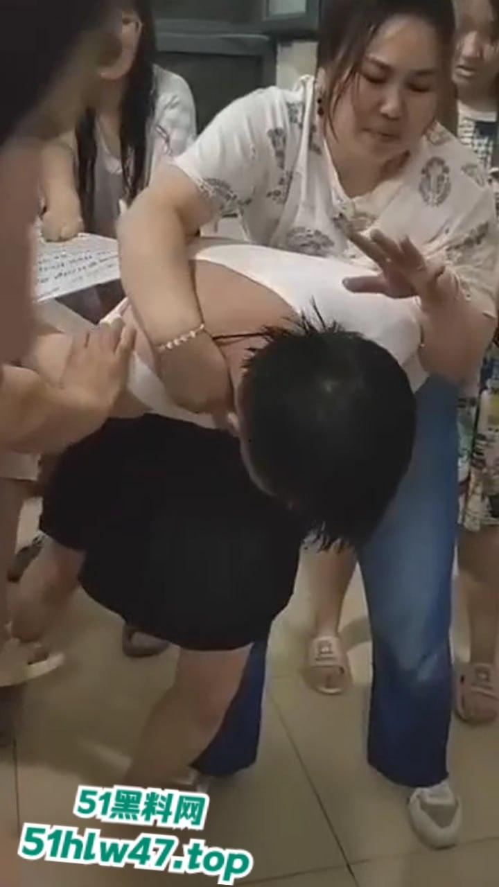 男扮女装的变态，潜入女生楼在厕所偷拍遭翻车被当场活捉，瓜友可真是惨被一群女人围攻。-7