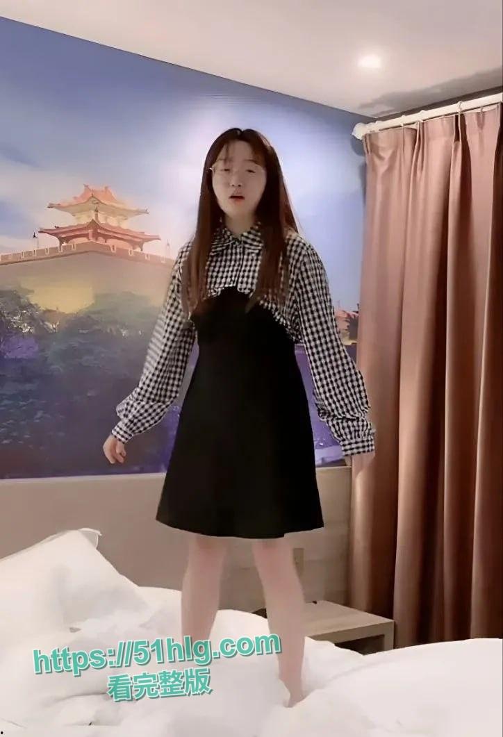 阜阳乡村网红赵小娜酒店激情做爱翻车现场！巨乳肥臀主动骑乘，简直就是骚浪贱！-1