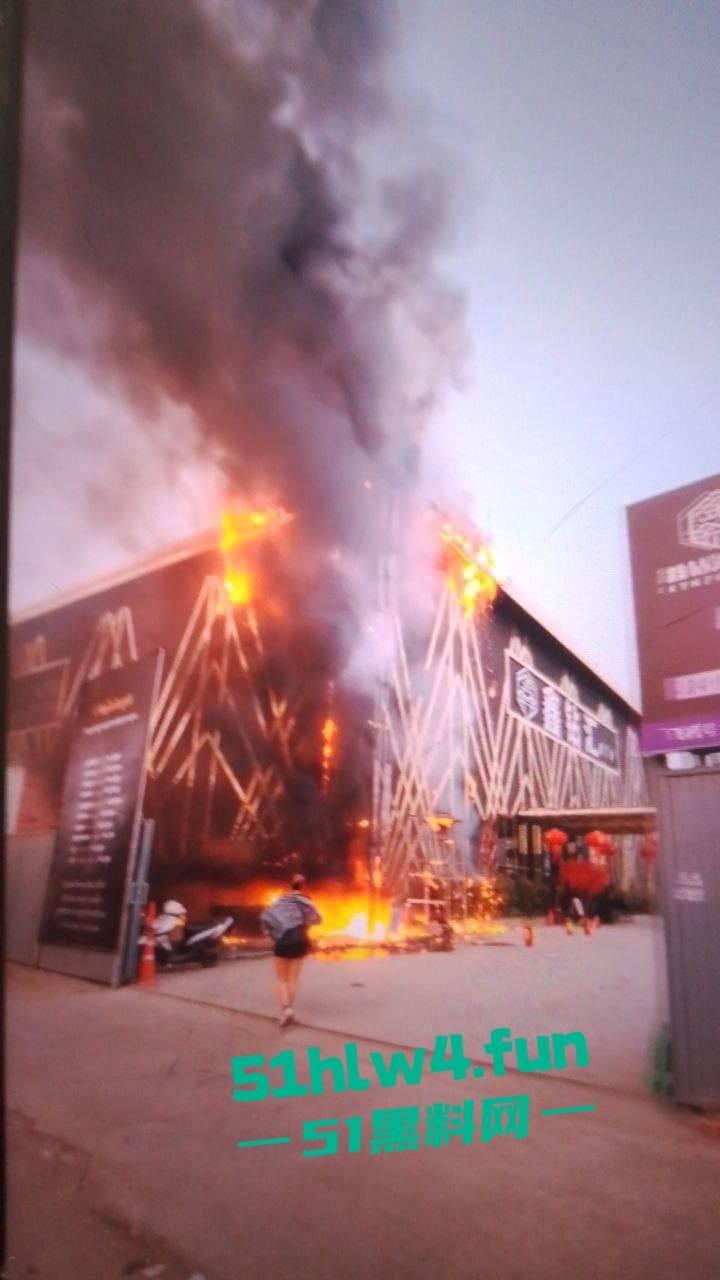 柬埔寨班迭棉吉省，波贝鑫钻汇KTV突发大火疑似是仇敌帮派报复，伤亡情况尚未公布。-1