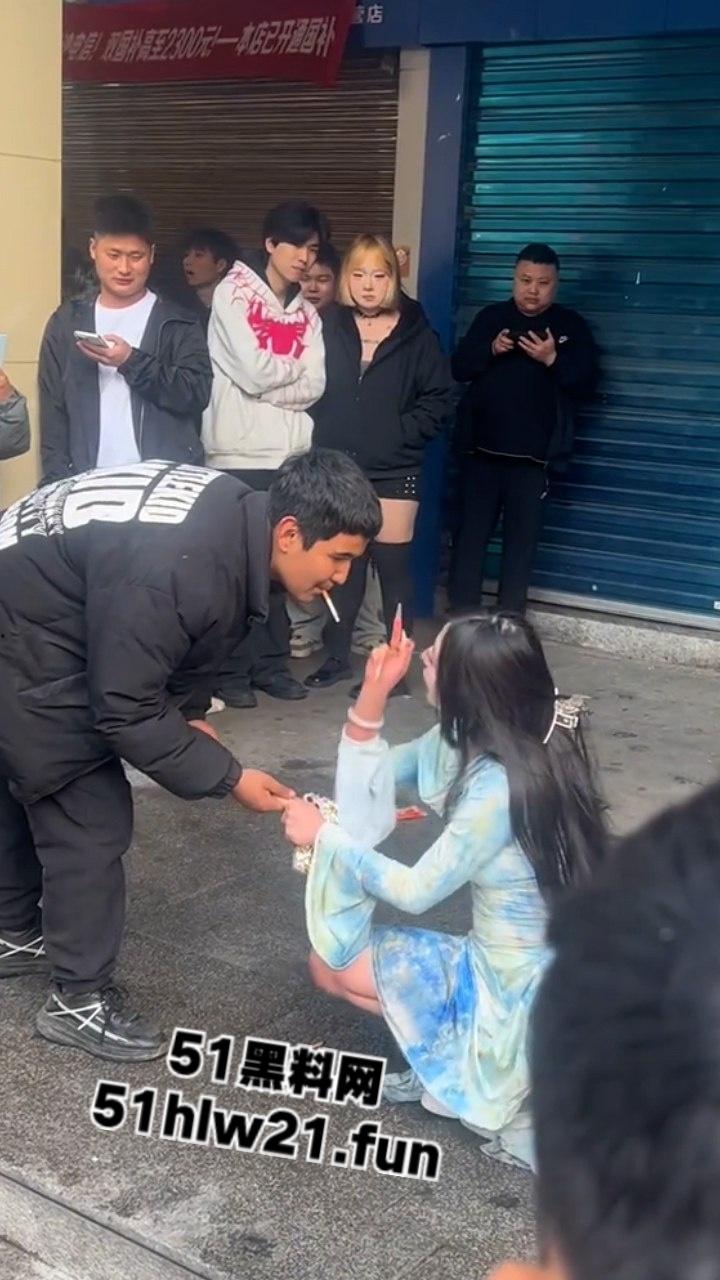 长沙解放西成网红擦边女云集地，蓝裙美女当街撩客E杯大奶随便摸，真实太开放了。-6