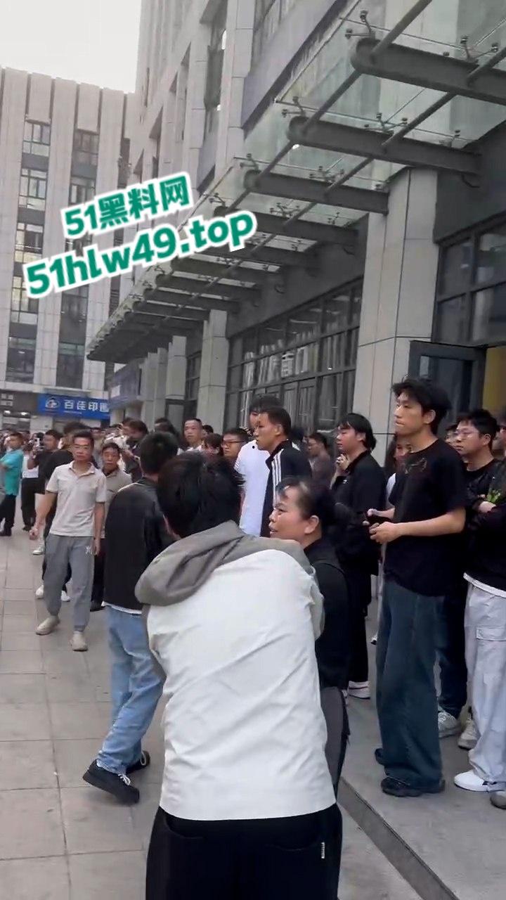 吃碗面都要断头，武汉光谷襄阳面馆一男子突然发疯砍人，多个路人中招现场惨叫一片。-1