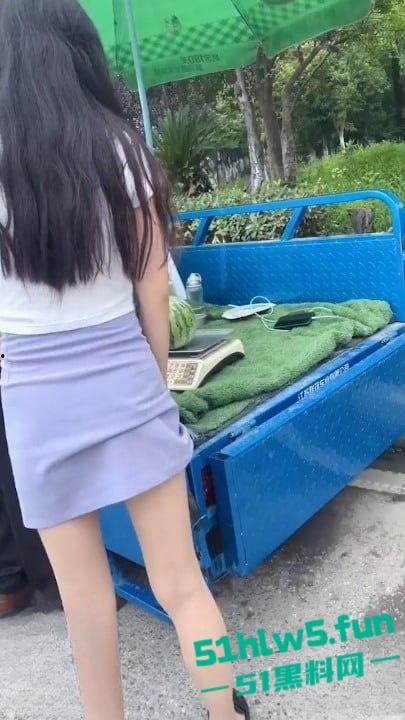 家有娇妻【6】天气太热了，老婆怕热所以选择真空出门，以防流汗户外露出视频。-3