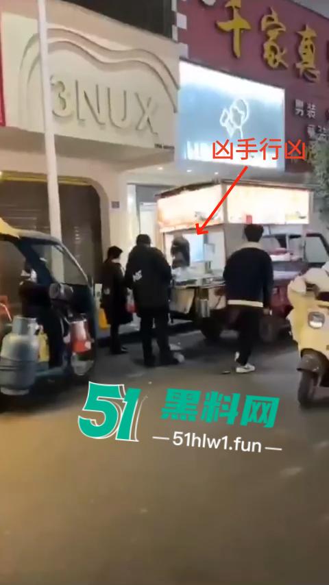 福建南平惊险一男子在夜宵摊用刀具不停地捅刺一女生，这种男子就会欺负小女生。-5