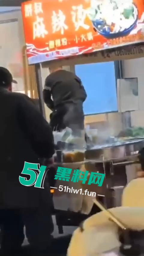 福建南平惊险一男子在夜宵摊用刀具不停地捅刺一女生，这种男子就会欺负小女生。-7