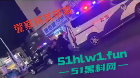 福建南平惊险一男子在夜宵摊用刀具不停地捅刺一女生，这种男子就会欺负小女生。-8