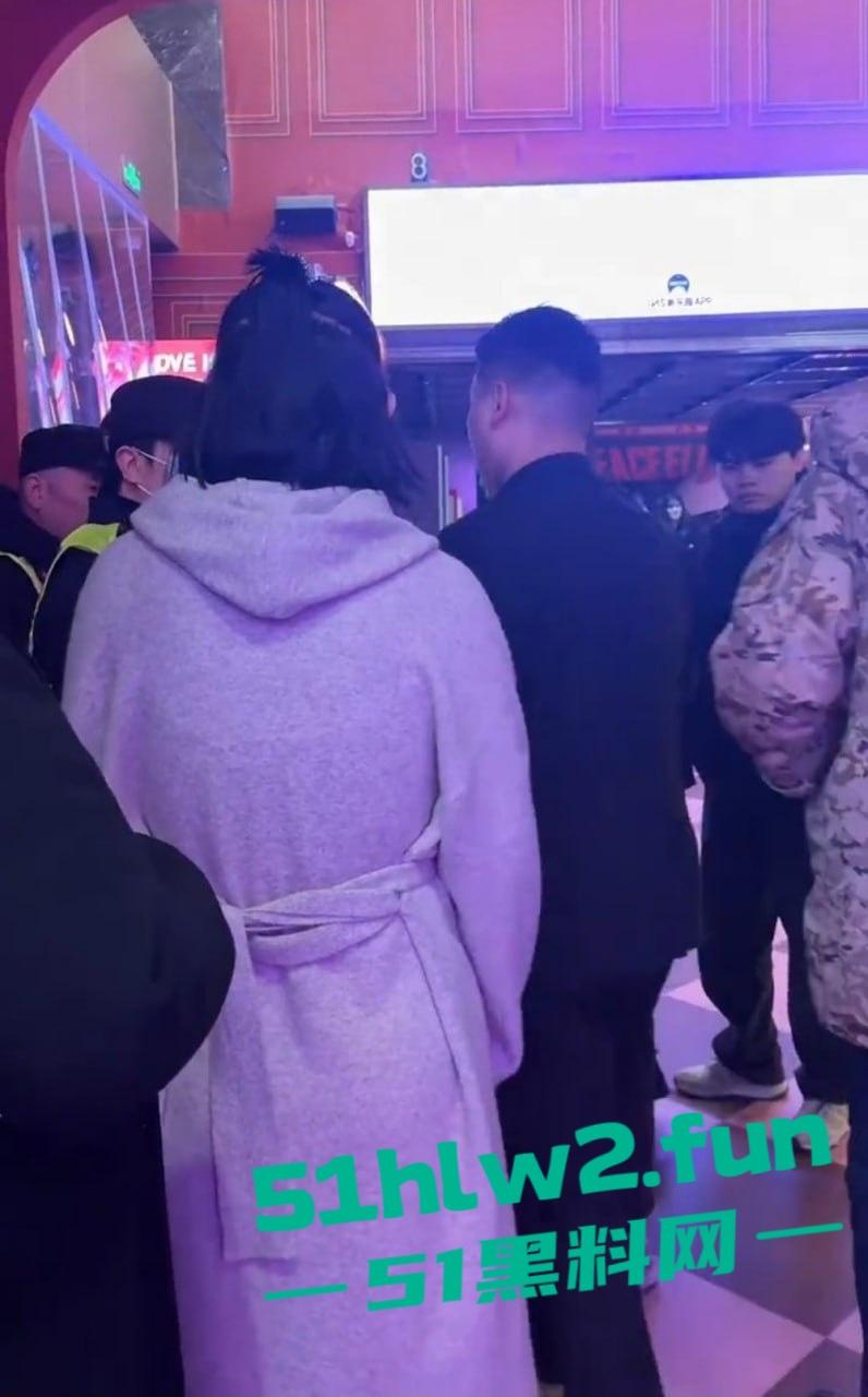 这痴汉是有多饿？虎式坦克酒吧被蹭屁眼？这1米81、160公斤的猛货直接揪痴汉找保安，哥们你是饿疯了吧？-9