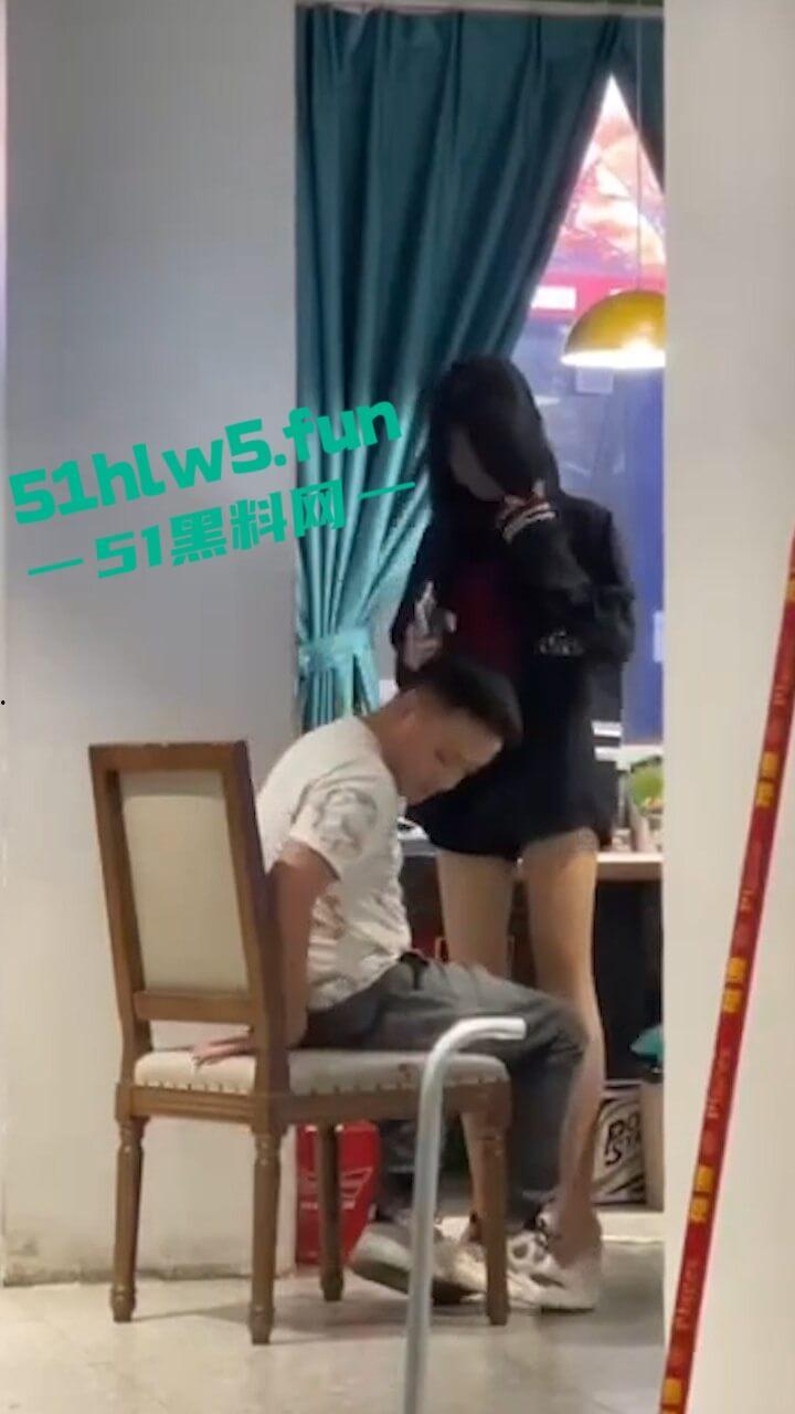 监控实拍！户外激情老玩家大庭广众之下直接啪啪，公共场所直接兽欲大发控制不住发泄。-2