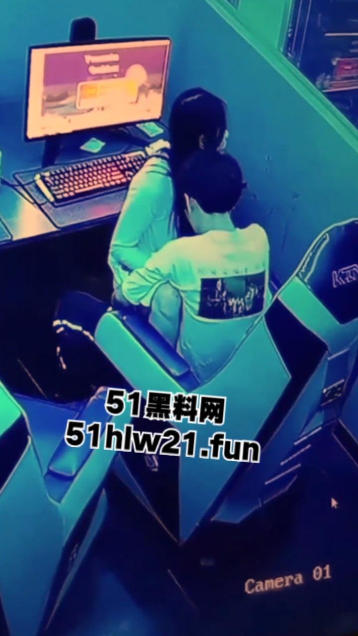 山东某网吧监控偷拍，一对年轻情侣趁私下无人，在网吧座椅上操逼偷情，这么玩也太刺激了啊。-1