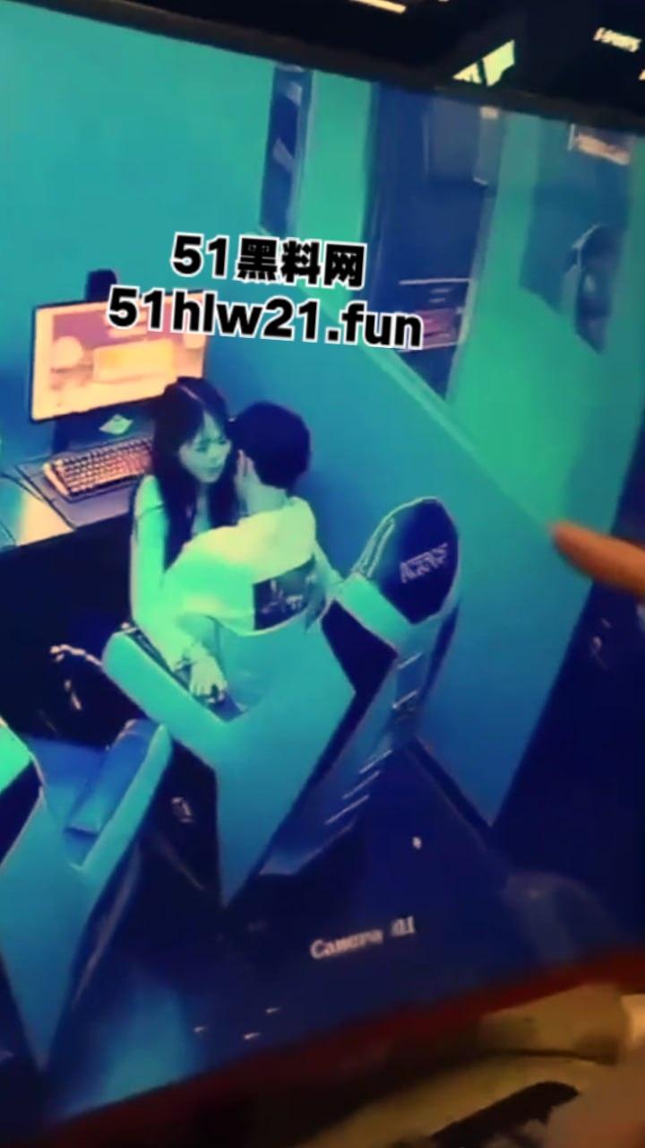 山东某网吧监控偷拍，一对年轻情侣趁私下无人，在网吧座椅上操逼偷情，这么玩也太刺激了啊。-2