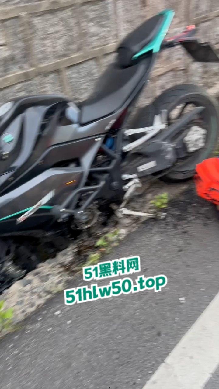 浙江宁波保时捷少爷超速逆行撞飞摩托男，不救人却先换车牌被扒出是惯犯，背后还有个强大的爹！-8