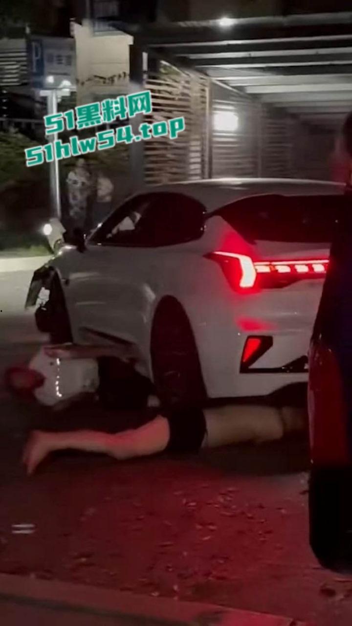 全网疯找现场视频，重庆巴南融汇半岛，白色私家车鸣笛引发路人不满被指责，后冲撞民众反复碾压致1死4伤！-1