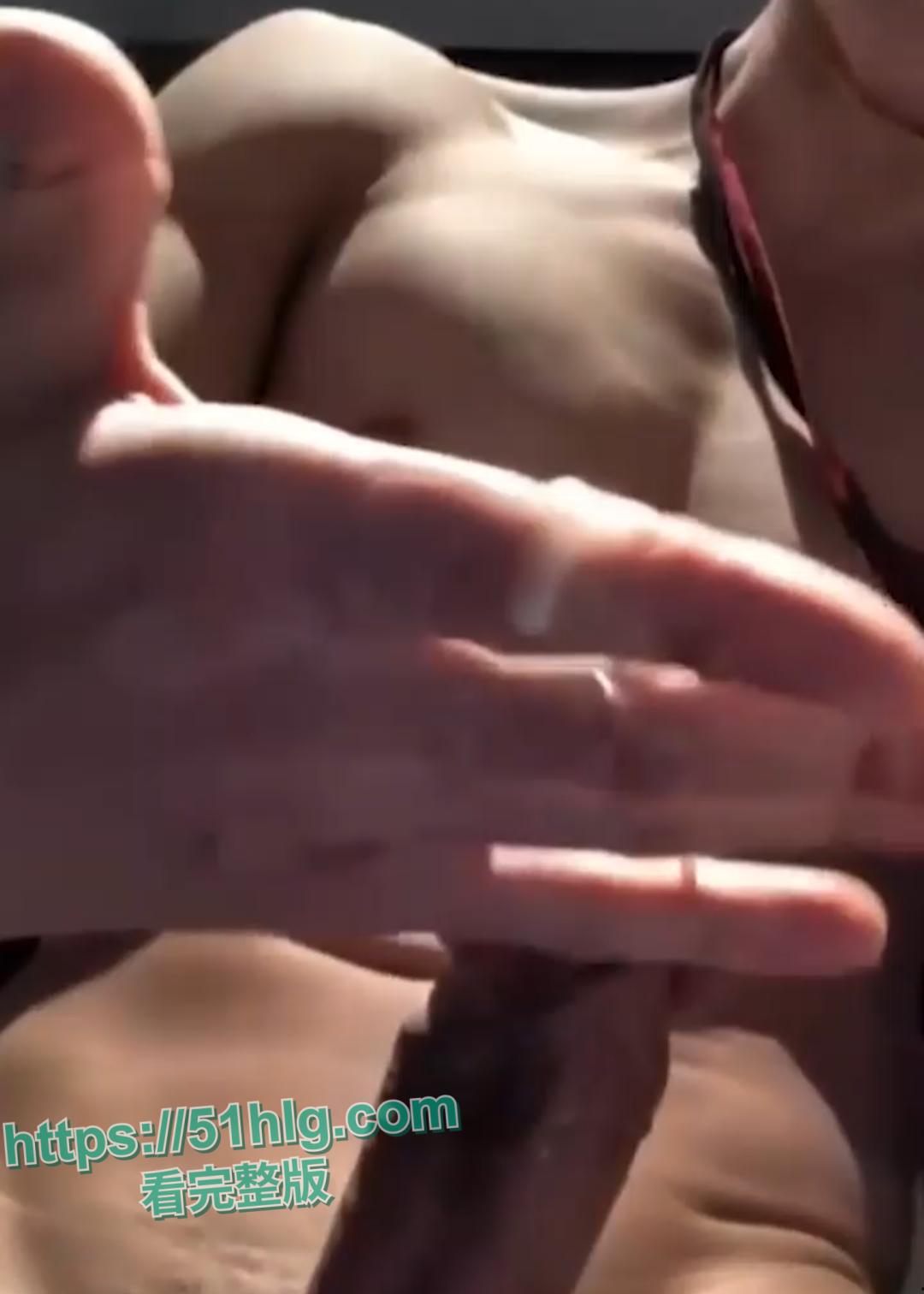 【辽宁】抖音人气网红【友哥】墨镜撸管视频外流 腹肌身材超吸睛 镜头前骚气实足，大屌让众多富婆疯狂-6