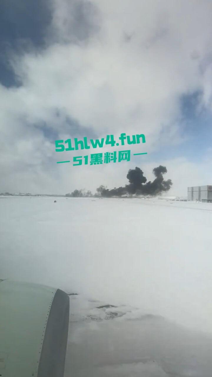 加拿大多伦多达美航空，一架客机因恶劣天气坠毁幸亏降落处厚厚一层积雪，80多名乘客成功撤离。-5