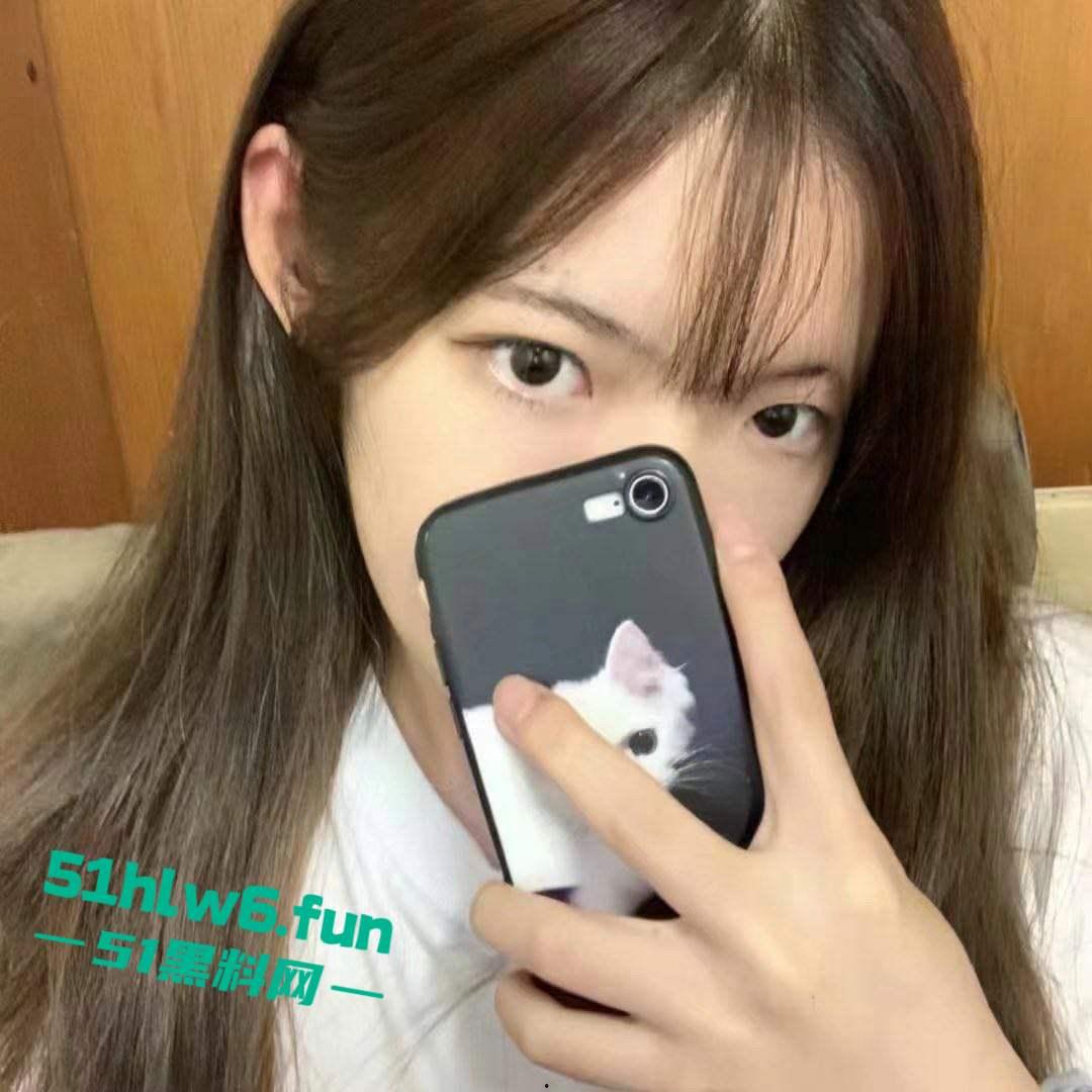 广西桂林某大学班花【刘思婷】去酒吧喝酒被闺蜜灌醉，贡献给富二代们迷奸玩弄，各种操逼插穴玩的不亦乐乎。-2