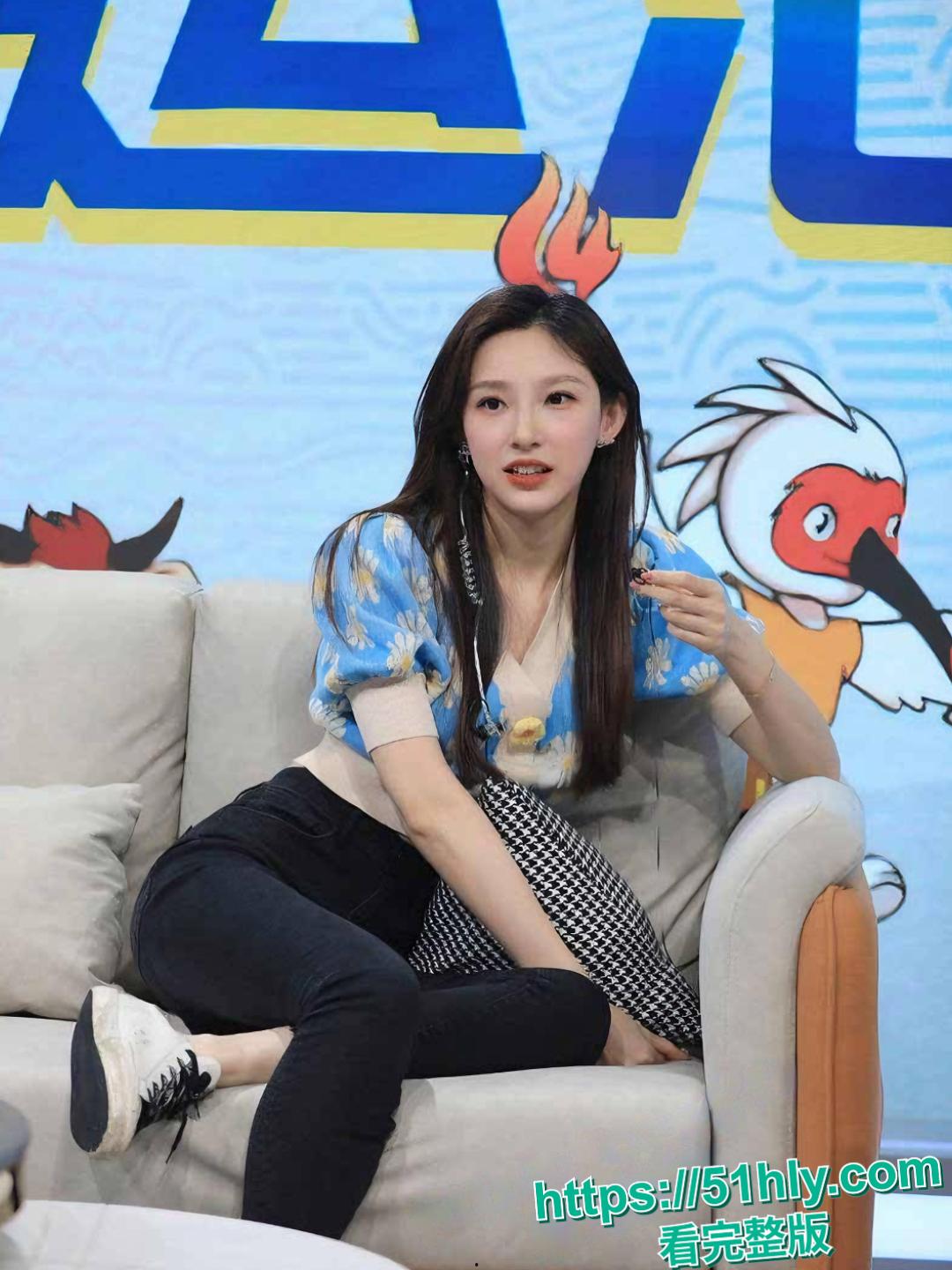 吴亦凡事件女主 都美竹 新恋情曝光 献身京圈50岁灰产大佬 三里屯酒店激情交欢 性爱视频流出!-5