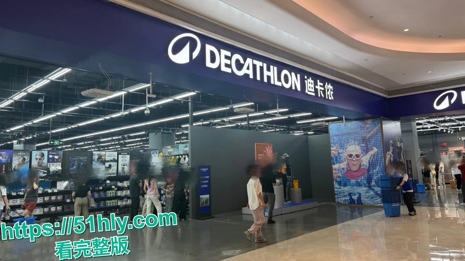 迪卡侬再现潮喷门事件 狗男女试衣间激战 黑丝高跟肥臀少妇被大屌狂肏后入 骚逼喷汁高潮 全程极度刺激!-1