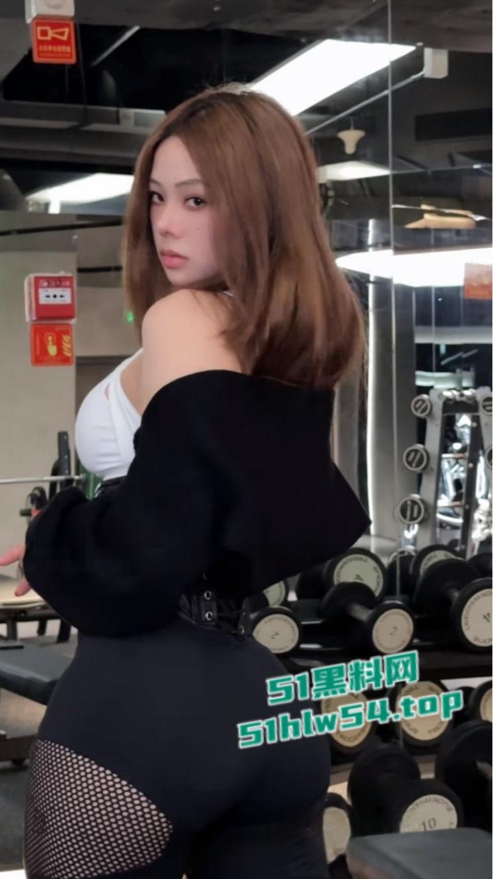 抖音百万粉网红【妻晨】绝顶翘臀健身婊,榜一大哥裸聊私约被金主埋头狂舔多汁肥美肉穴!-5