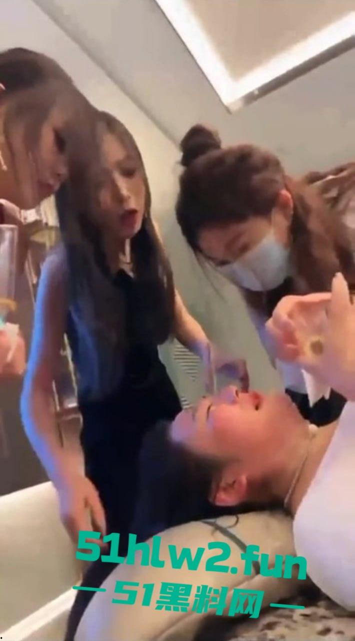 陪酒圈太狠了美女陪酒小妹被按住灌尿凌辱，几个集美联手欺负抢大哥的女人，集美上演塑料姐妹花大战-3
