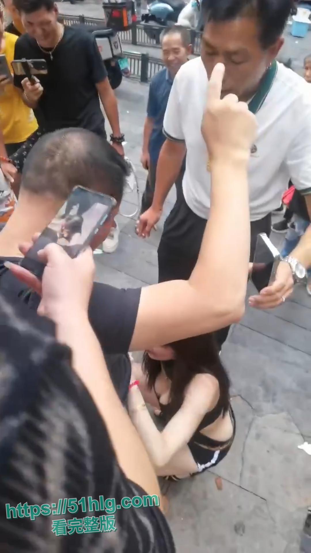 【广州】街头火辣诱惑，性感女郎勾魂挑逗，大跳艳舞勾起男人欲望，围观群众疯狂喧哗-5