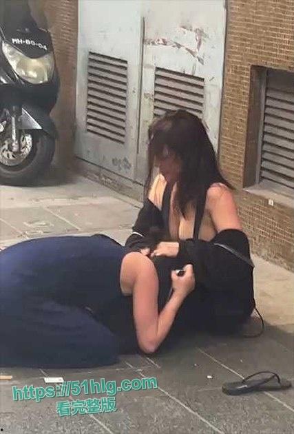 高颜值巨乳辣妹真空街斗！雪白的巨乳尽显无遗，香艳场景令人目眩神迷-1