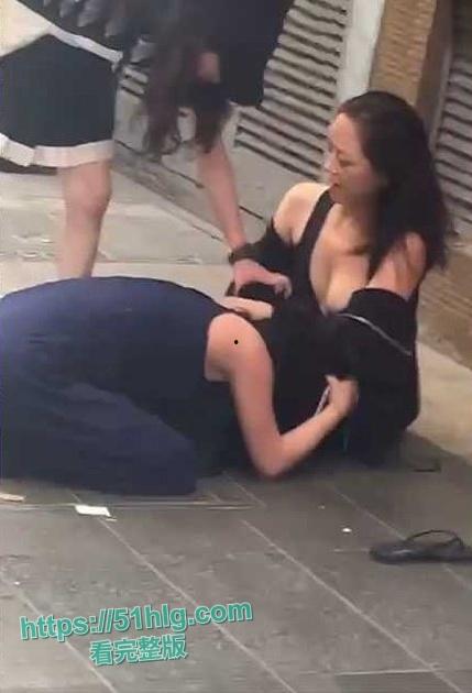 高颜值巨乳辣妹真空街斗！雪白的巨乳尽显无遗，香艳场景令人目眩神迷-2