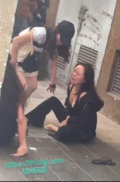 高颜值巨乳辣妹真空街斗！雪白的巨乳尽显无遗，香艳场景令人目眩神迷-3