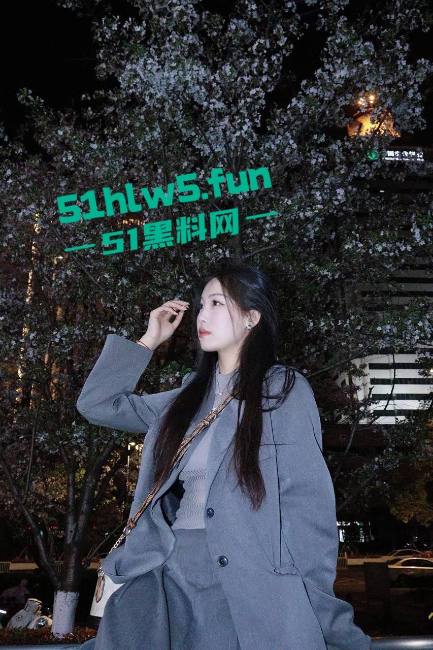 上海交通大学【赵若菲】极品身材大二学生妹，金主爸爸包养翘起美臀上位骑乘，性爱视频流出。-4