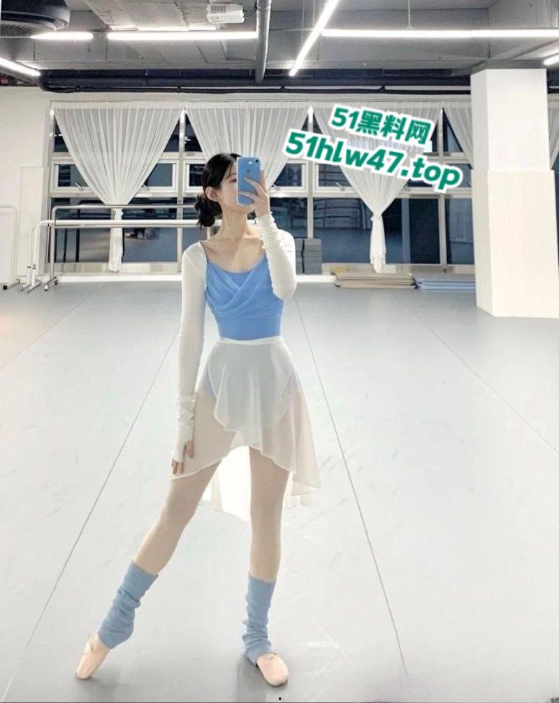 四川大学锦江学院，舞蹈系的校花【罗钰爽】完美身材人间尤物，一字马展示完美酮体。-10